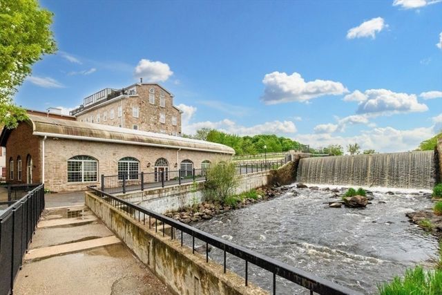 22 N Stone Mill Dr 1111, Dedham, MA 02026