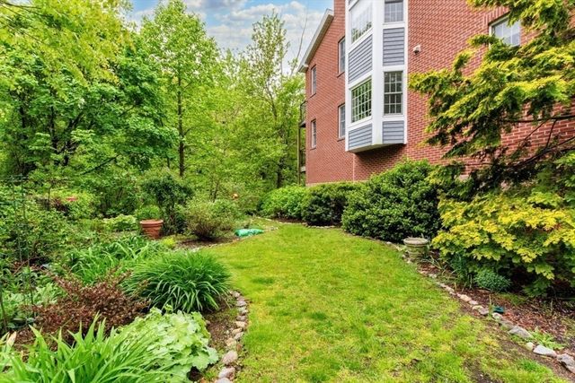 22 N Stone Mill Dr 1111, Dedham, MA 02026