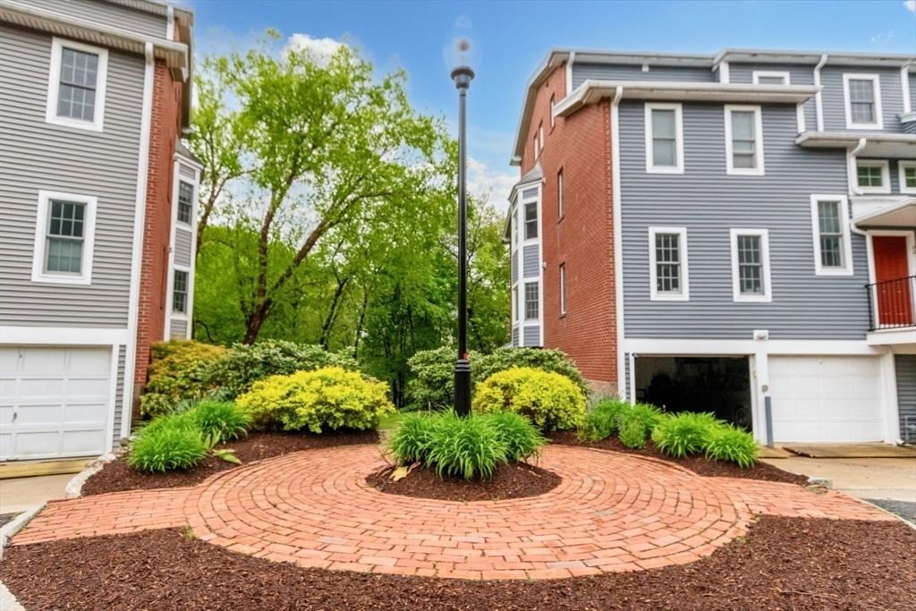 22 N Stone Mill Dr 1111, Dedham, MA 02026