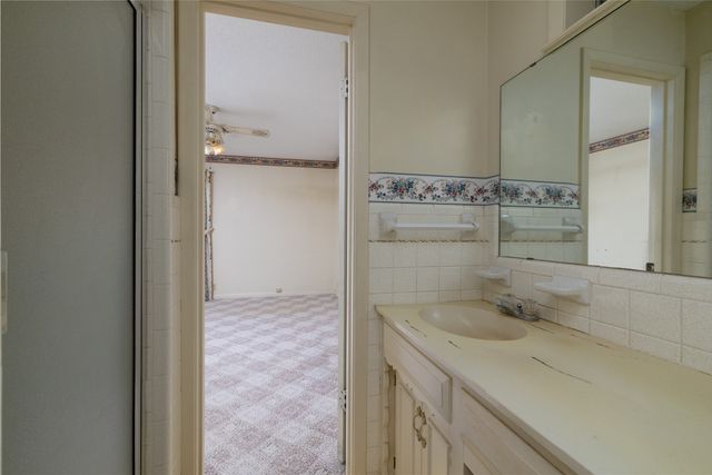 2002 Redbud Road, Gainesville, TX 76240