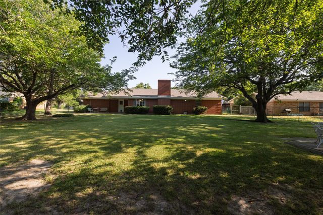 2002 Redbud Road, Gainesville, TX 76240