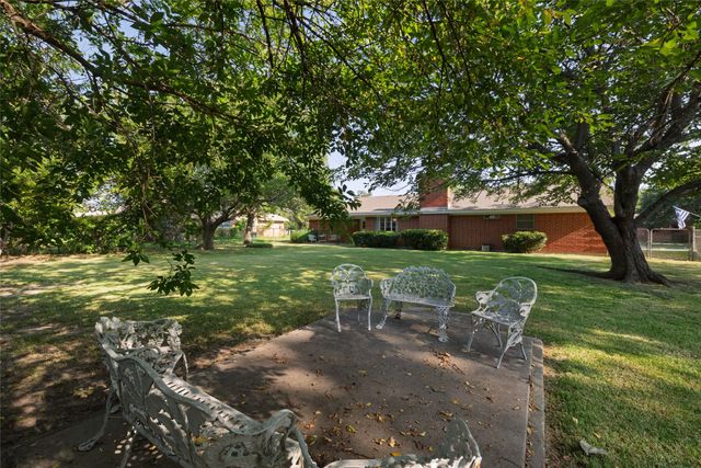 2002 Redbud Road, Gainesville, TX 76240