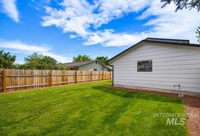 670 S Berwick Dr, Boise, ID 83706