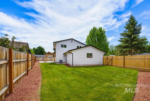 670 S Berwick Dr, Boise, ID 83706