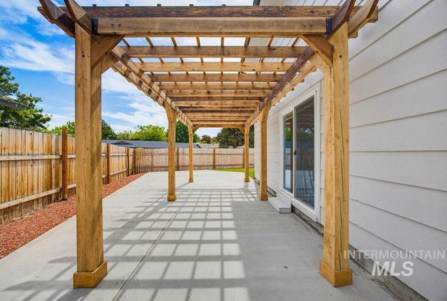 670 S Berwick Dr, Boise, ID 83706