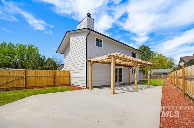670 S Berwick Dr, Boise, ID 83706