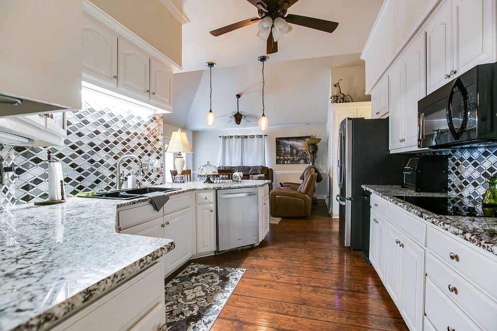 Image 14 of property listing at 909 Avondale Avenue, San Angelo, TX 76901