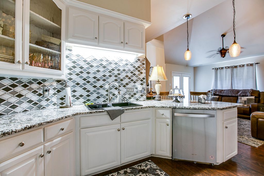 Image 16 of property listing at 909 Avondale Avenue, San Angelo, TX 76901