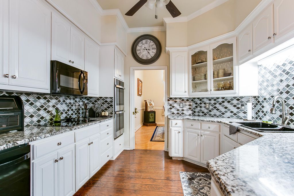 Image 17 of property listing at 909 Avondale Avenue, San Angelo, TX 76901