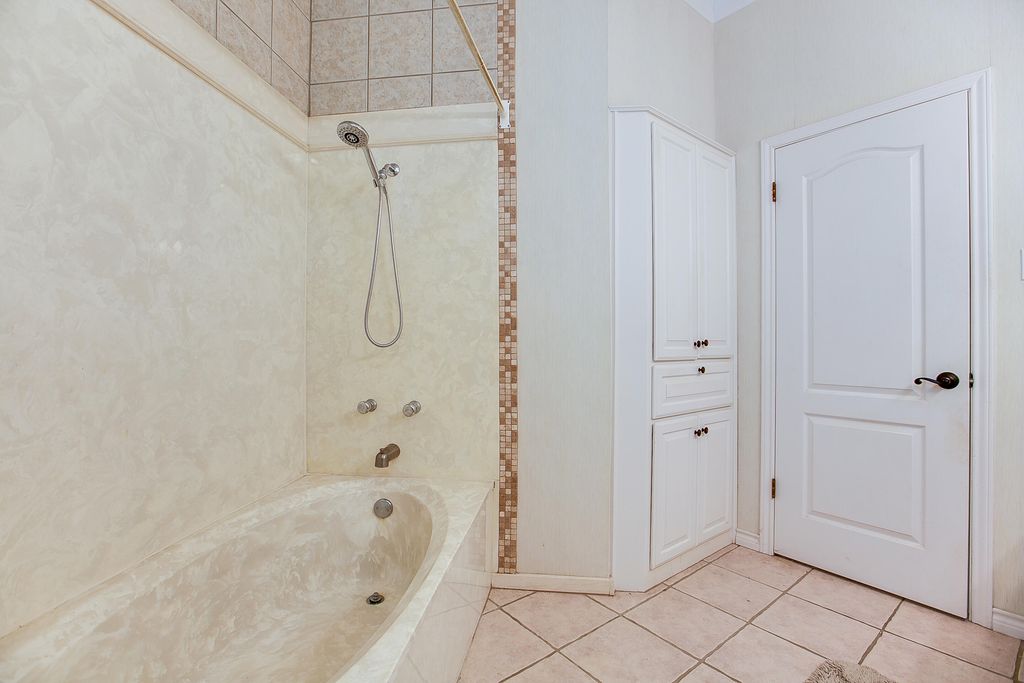Image 34 of property listing at 909 Avondale Avenue, San Angelo, TX 76901