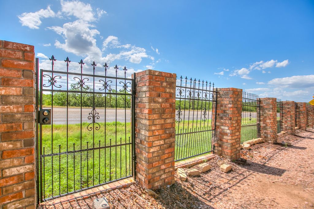 Image 53 of property listing at 909 Avondale Avenue, San Angelo, TX 76901