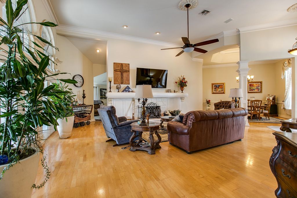 Image 6 of property listing at 909 Avondale Avenue, San Angelo, TX 76901