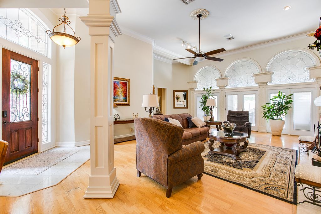 Image 8 of property listing at 909 Avondale Avenue, San Angelo, TX 76901