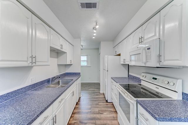 806 S Hyannis Port Street, Crosby, TX 77532