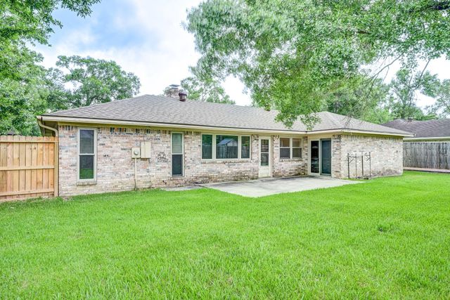 806 S Hyannis Port Street, Crosby, TX 77532