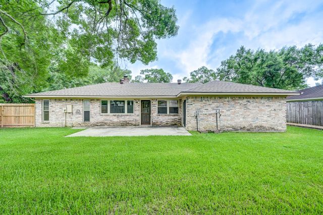 806 S Hyannis Port Street, Crosby, TX 77532