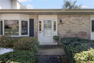 302 Chatham Circle, Warwick, RI 02886