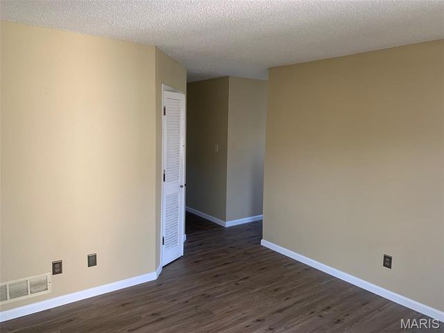 935 Amaral Circle, St Louis, MO 63137