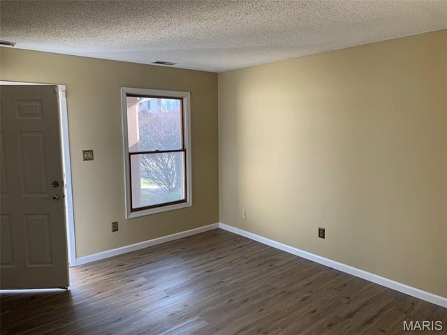 935 Amaral Circle, St Louis, MO 63137