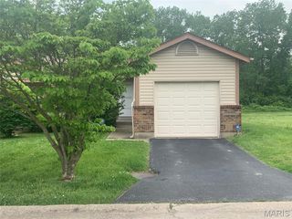935 Amaral Circle, St Louis, MO 63137