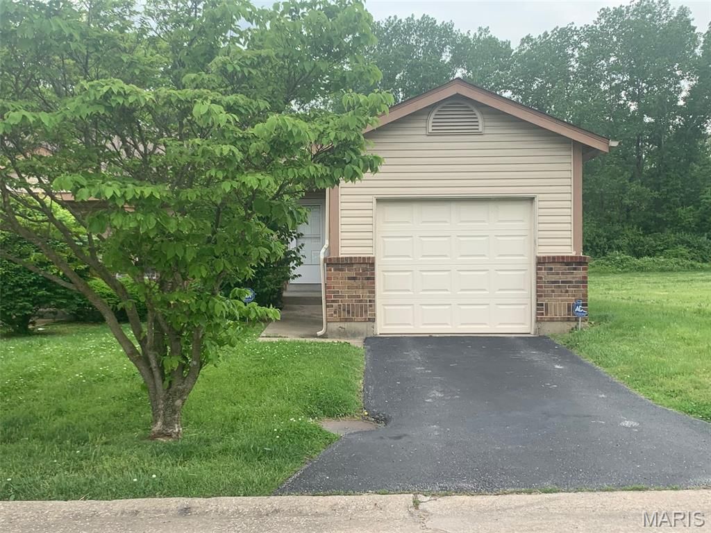 935 Amaral Circle, St Louis, MO 63137