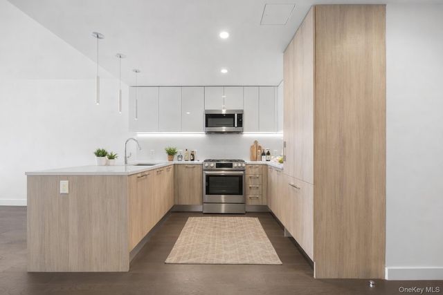 131-05 40th Road 18H, Flushing, NY 11354