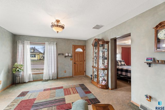 1600 W 9th St Street, Sioux Falls, SD 57104