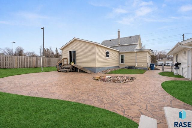 1600 W 9th St Street, Sioux Falls, SD 57104