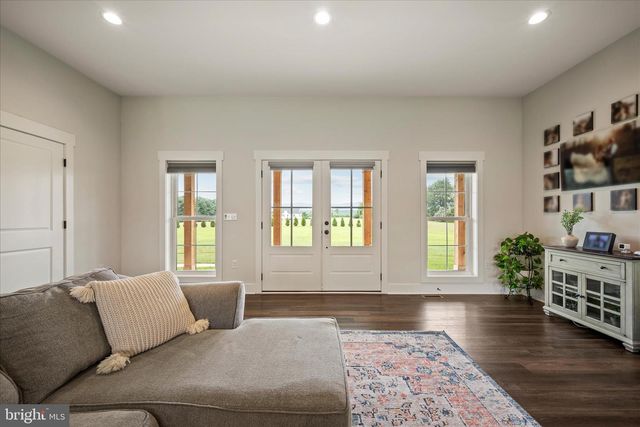 886 MIDDLE FORK RD, Cross Junction, VA 22625