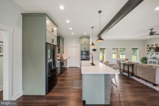 886 MIDDLE FORK RD, Cross Junction, VA 22625