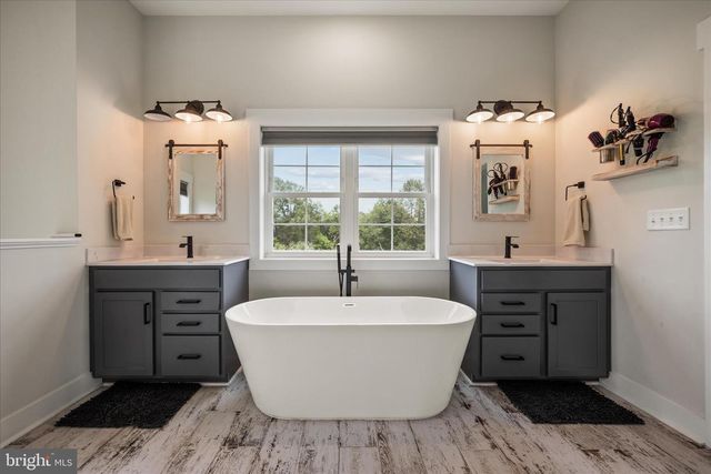 886 MIDDLE FORK RD, Cross Junction, VA 22625