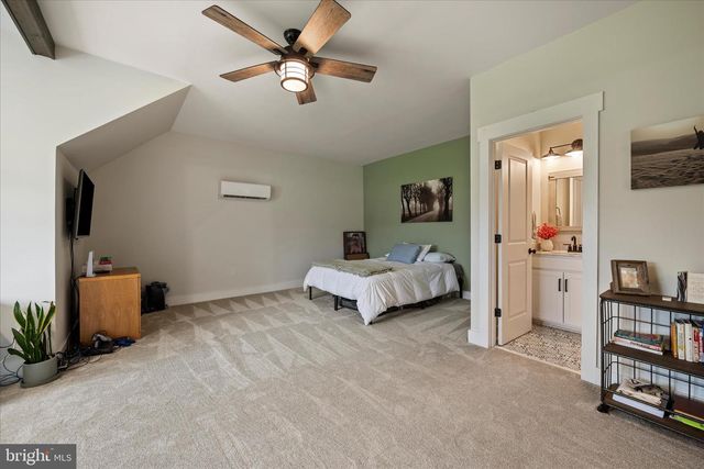 886 MIDDLE FORK RD, Cross Junction, VA 22625
