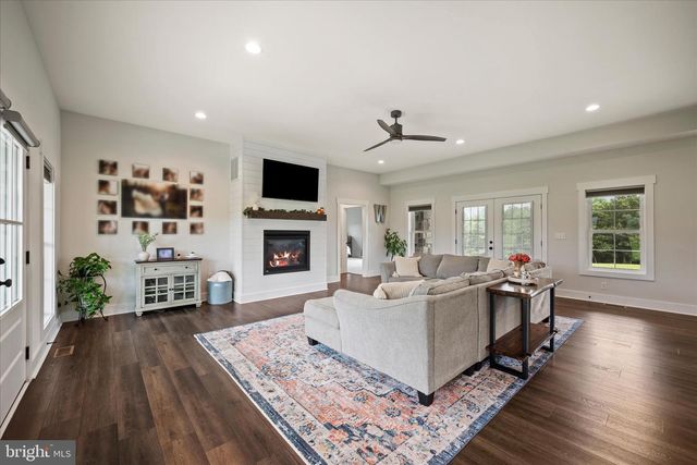 886 MIDDLE FORK RD, Cross Junction, VA 22625