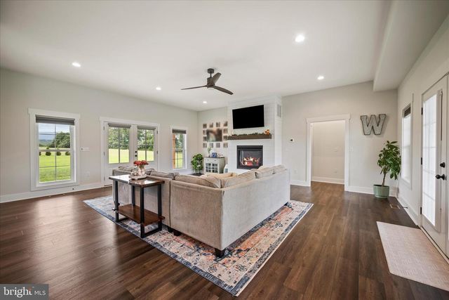 886 MIDDLE FORK RD, Cross Junction, VA 22625