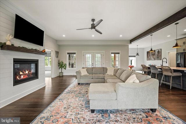 886 MIDDLE FORK RD, Cross Junction, VA 22625