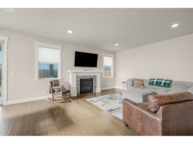 1079 Vista Oaks Dr, Forest Grove, OR 97116