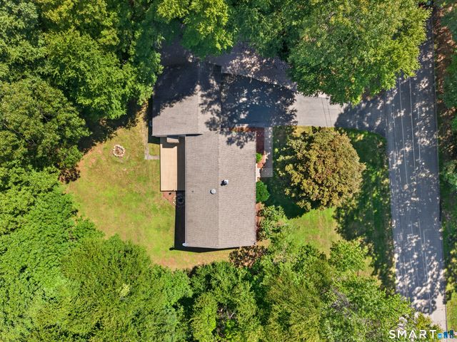 10 Ancient Highway, East Lyme, CT 06333