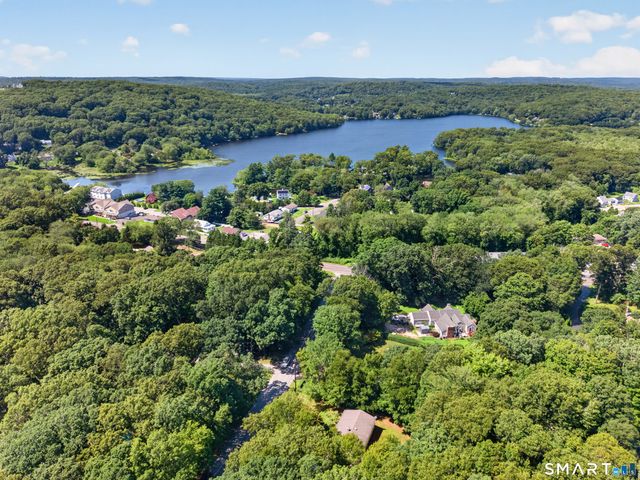 10 Ancient Highway, East Lyme, CT 06333