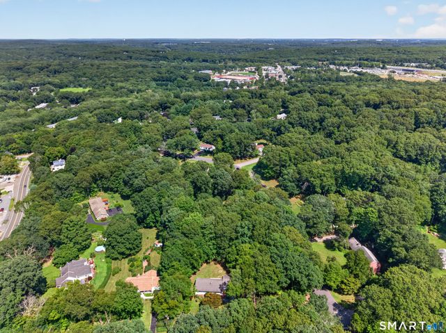 10 Ancient Highway, East Lyme, CT 06333