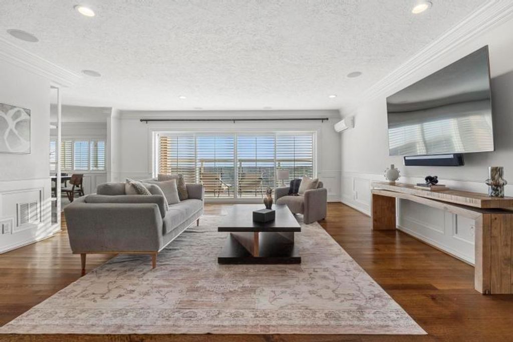 121 W 48th Street 2005, Kansas City, MO 64112