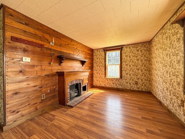 8 Tucker Ave, Tiverton, RI 02878