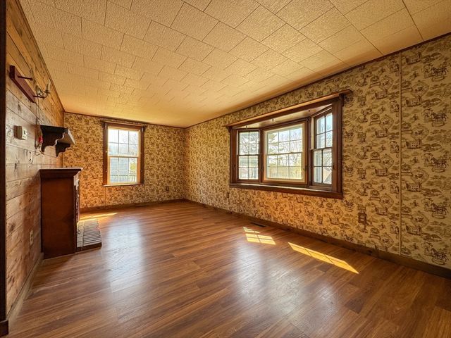8 Tucker Ave, Tiverton, RI 02878