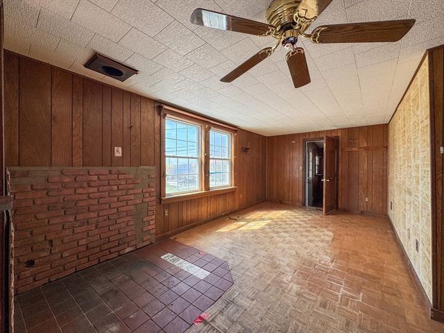 8 Tucker Ave, Tiverton, RI 02878