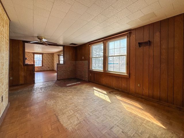 8 Tucker Ave, Tiverton, RI 02878