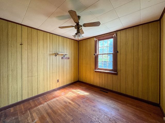 8 Tucker Ave, Tiverton, RI 02878