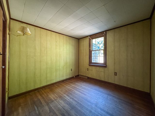 8 Tucker Ave, Tiverton, RI 02878