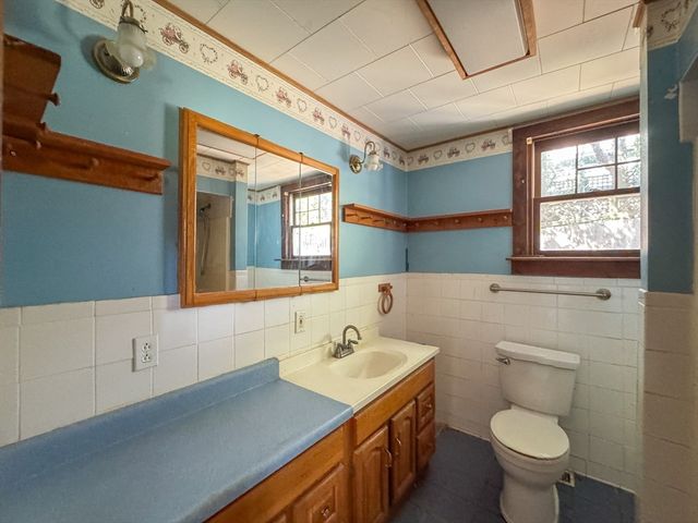 8 Tucker Ave, Tiverton, RI 02878