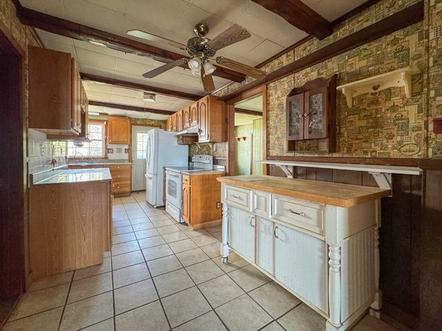 8 Tucker Ave, Tiverton, RI 02878
