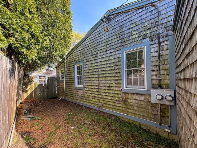 8 Tucker Ave, Tiverton, RI 02878
