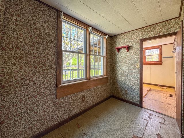 8 Tucker Ave, Tiverton, RI 02878